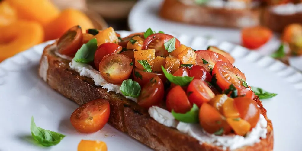 Bruschetta met gegrilde perzik en tomaten